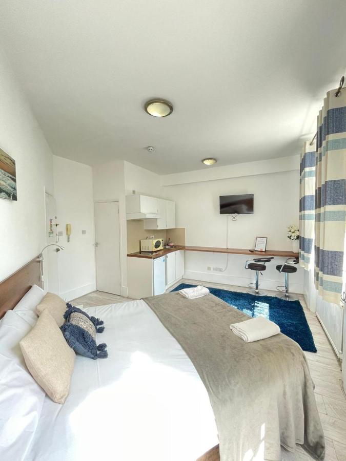 Cromwell Apartments - 4