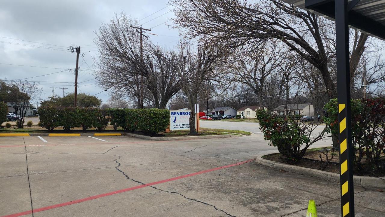 Benbrook Inn & Suites — photo 12