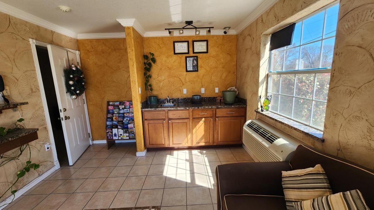 Benbrook Inn & Suites — photo 13