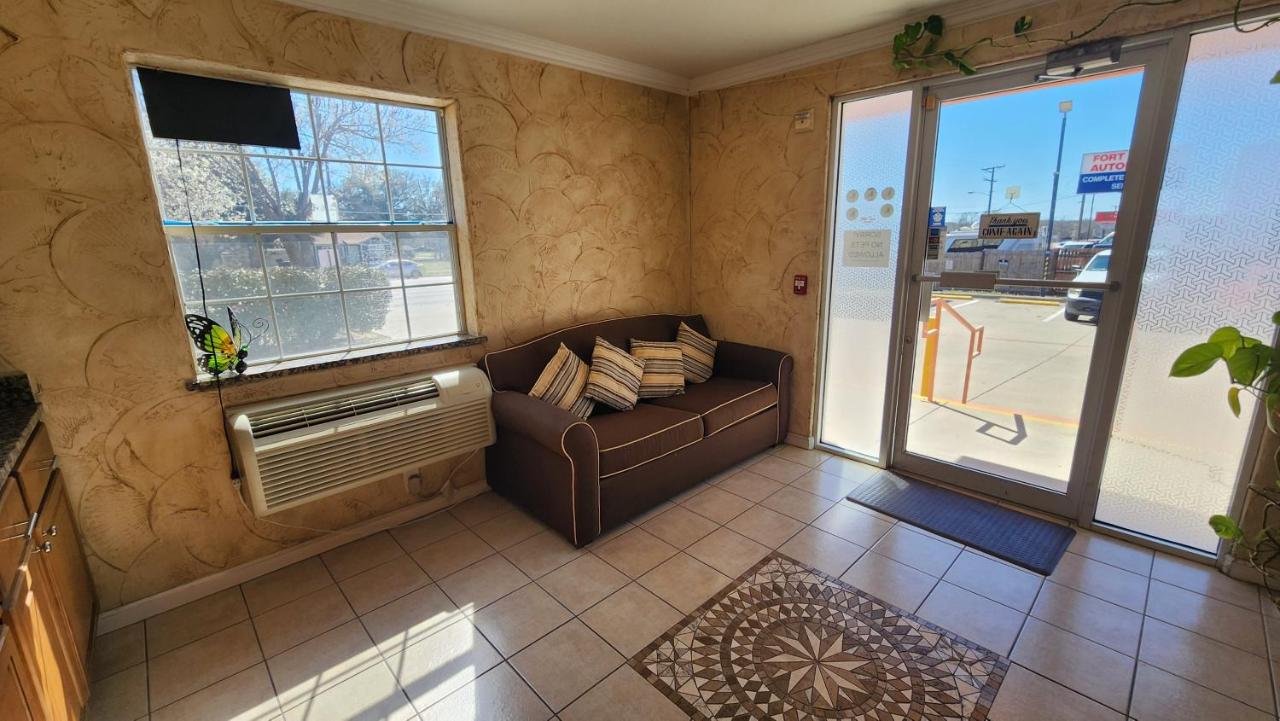 Benbrook Inn & Suites — photo 3
