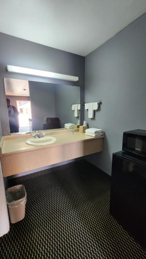 Benbrook Inn & Suites — photo 17