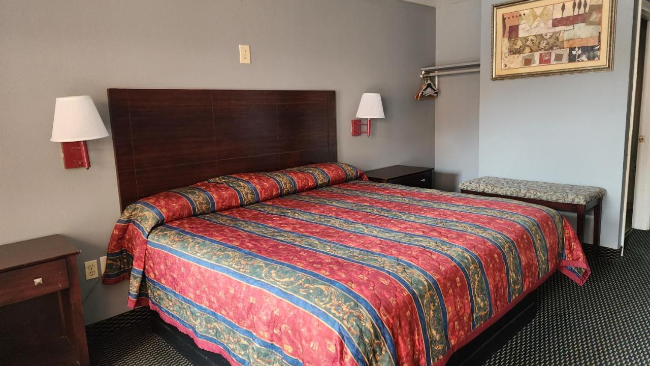Benbrook Inn & Suites — photo 9