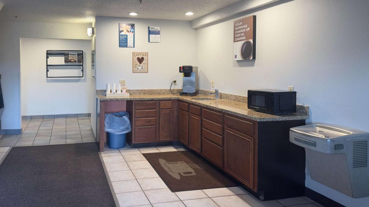 Airline Motel & Kitchenettes — photo 13
