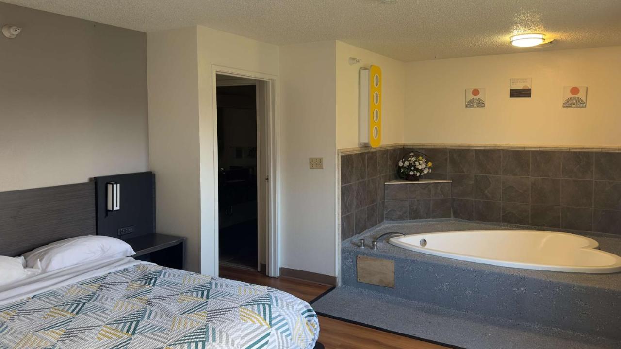Airline Motel & Kitchenettes — photo 21