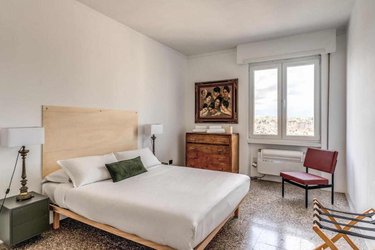 Amazing Piramide Metro Station