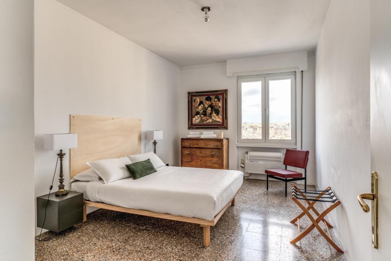 Amazing Piramide Metro Station - 2