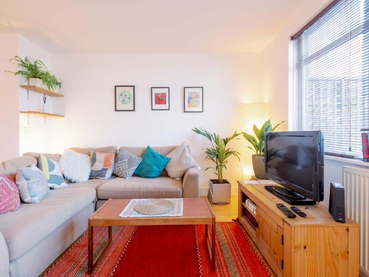 3-Bedroom Duplex w Private Patio in Shoreditch - Pass the Keys - 2