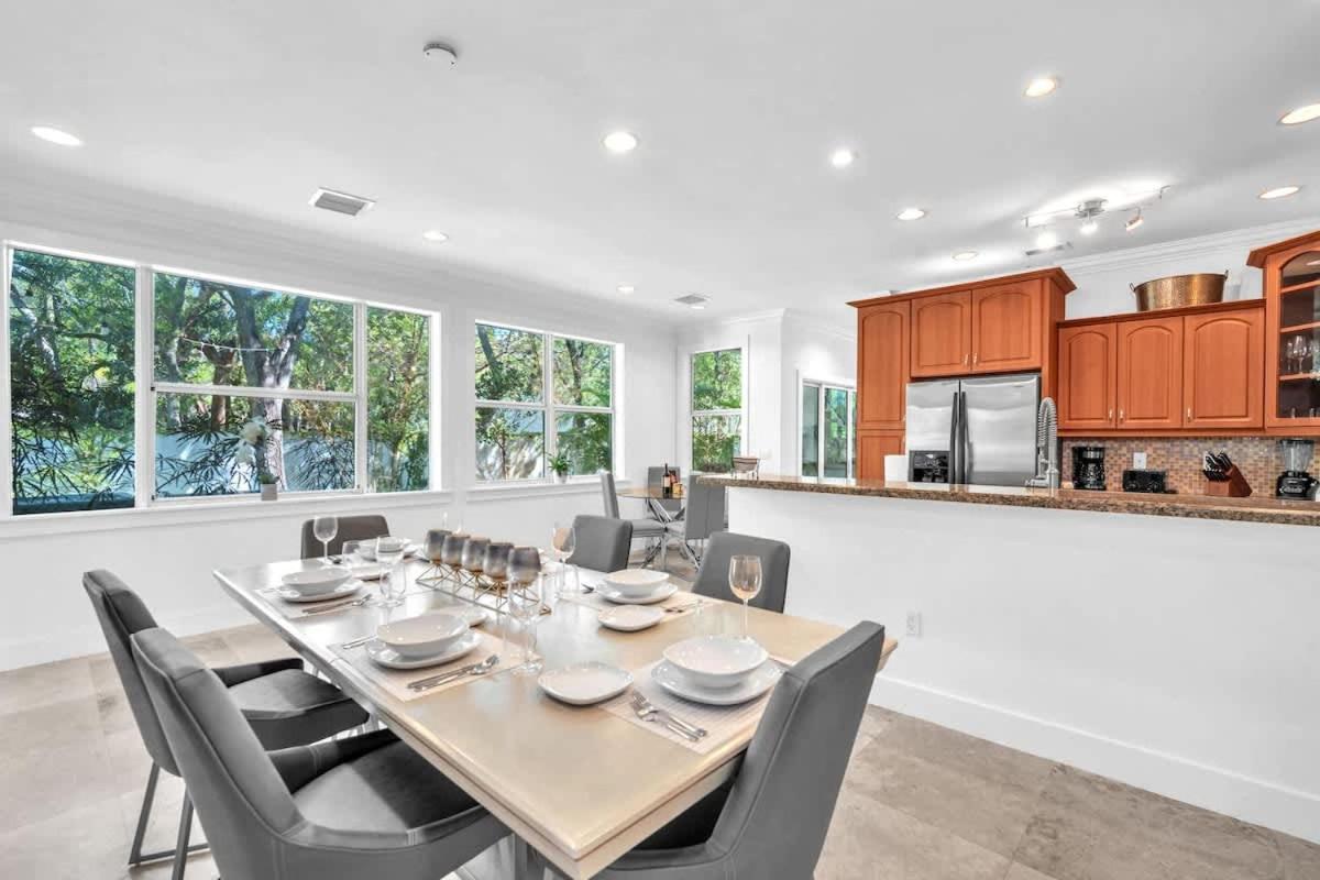 Grove Walk Manor 3BR Oasis in the Grove Family - 3