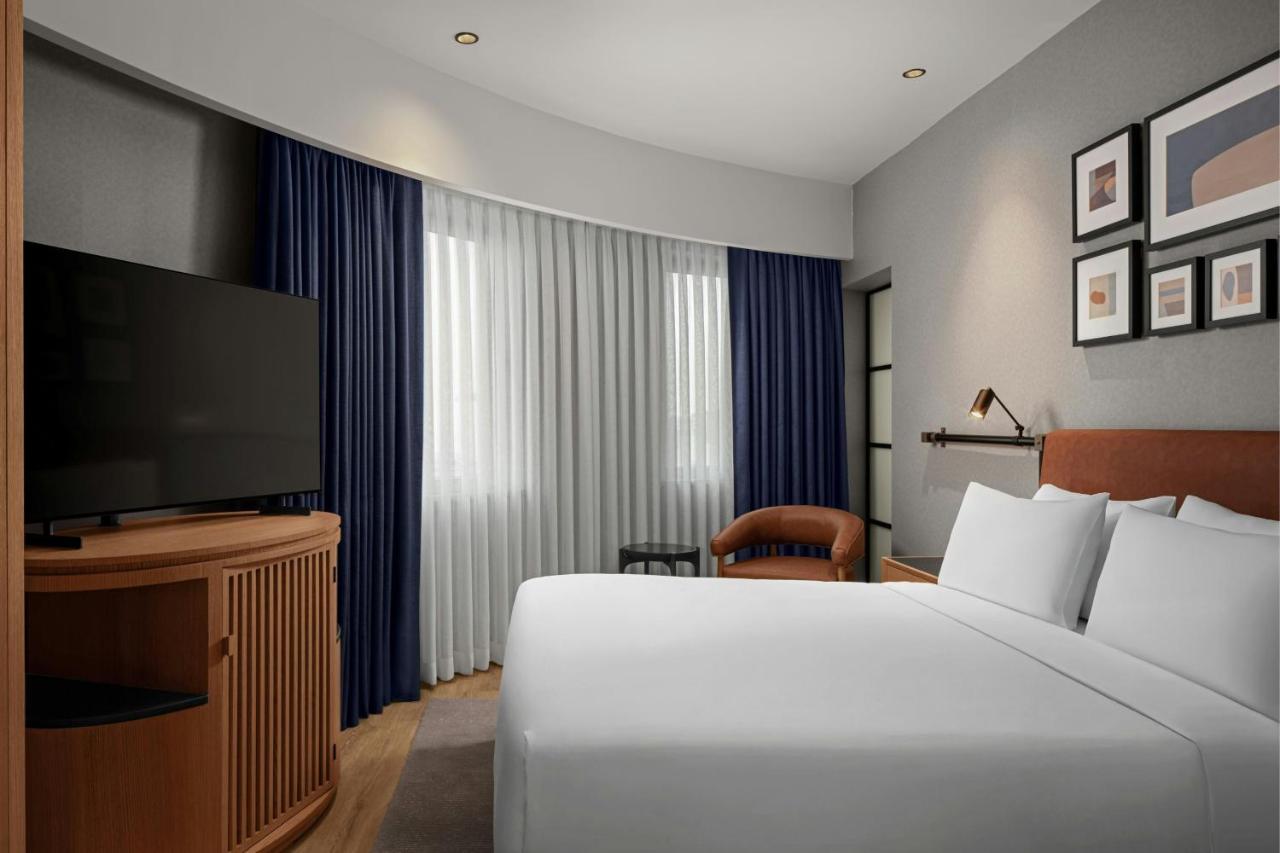 Superior Corner King Room with City View