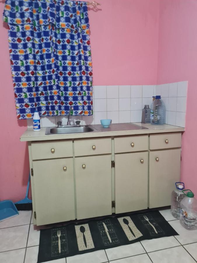 Linstead Riverview Retreat - 5