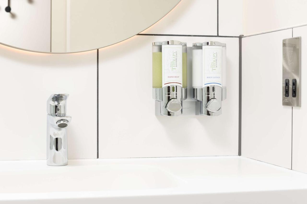 غرفة بسريرين منفصلين
