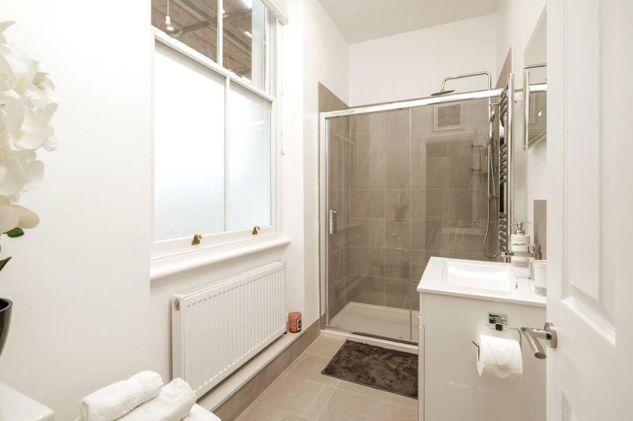 Luxury Niru Living in Kensington - 3