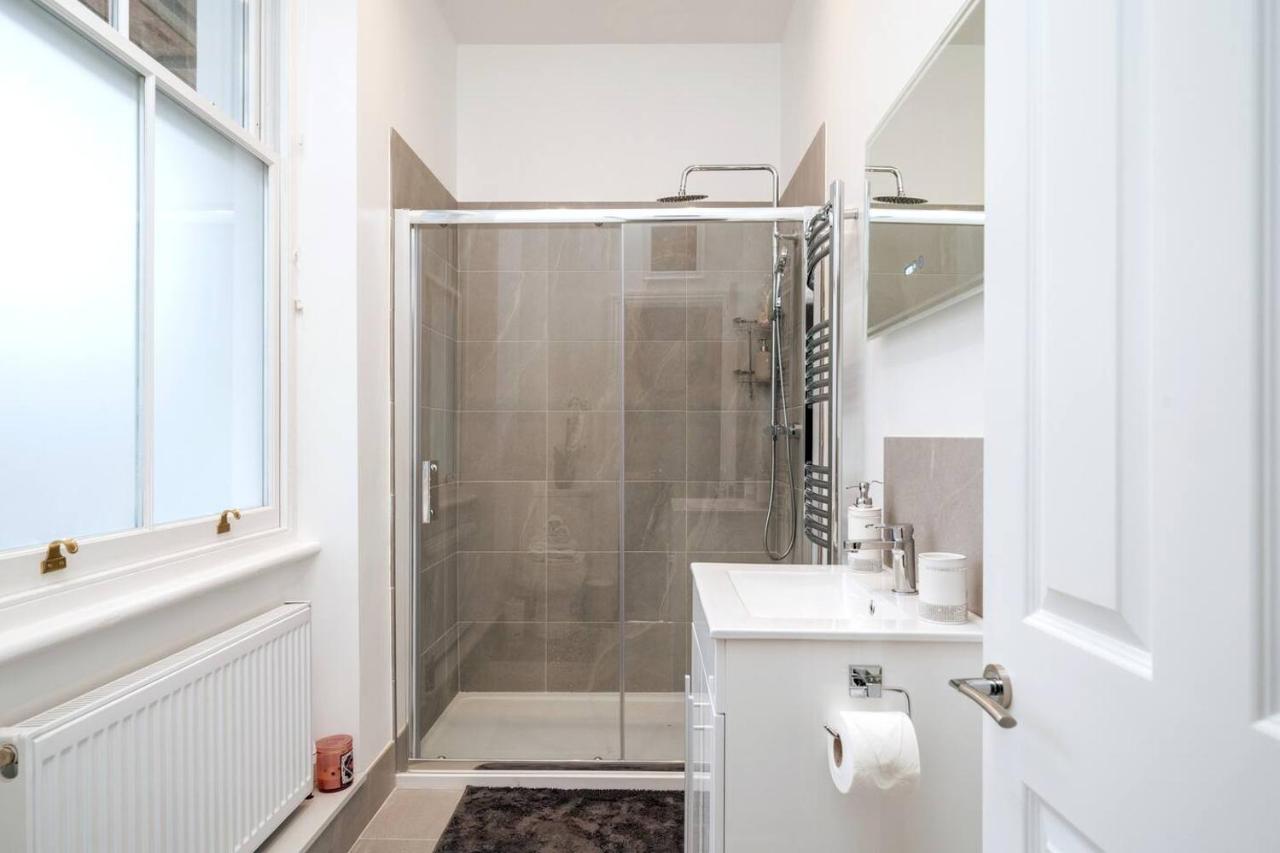 Niru Experience Pearl of Ifield Road 5BD 3BA - 3