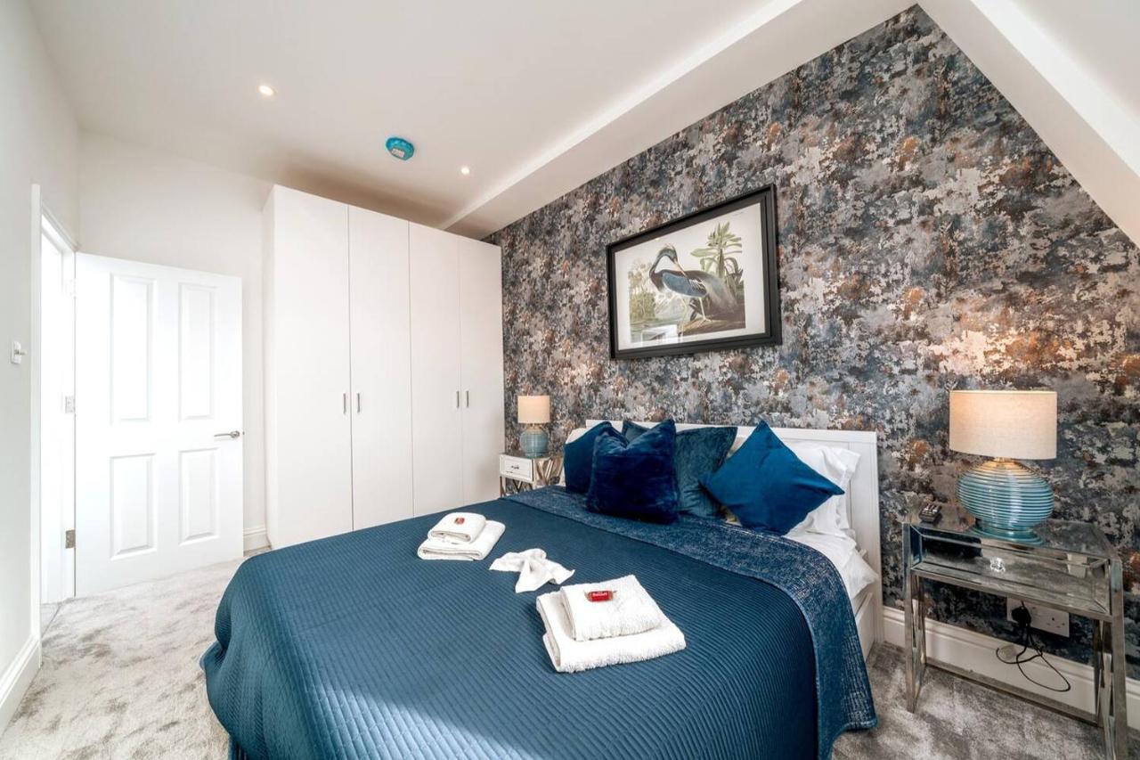 Niru Experience Pearl of Ifield Road 5BD 3BA - 2