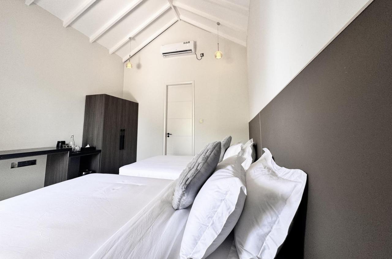 Oasis Breez - Family Room - 4