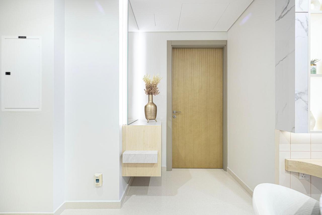 UrbanHomes - Luxury and Cozy 3BDR Apartment in Business Bay Canal View - 2