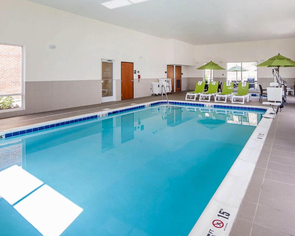 Heated swimming pool: Comfort Suites Marietta-Parkersburg