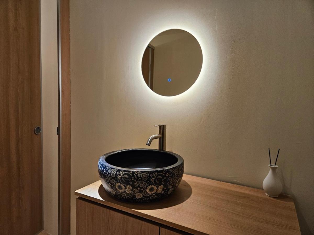 82 Capsule Hotel - 3