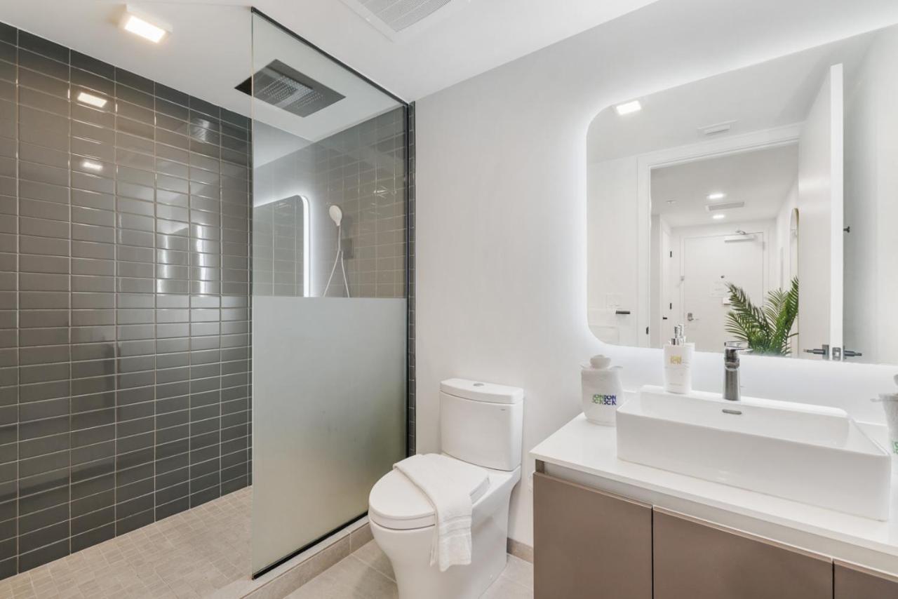 Designer Studio Downtown Miami with Rooftop Pool and Gym - 2