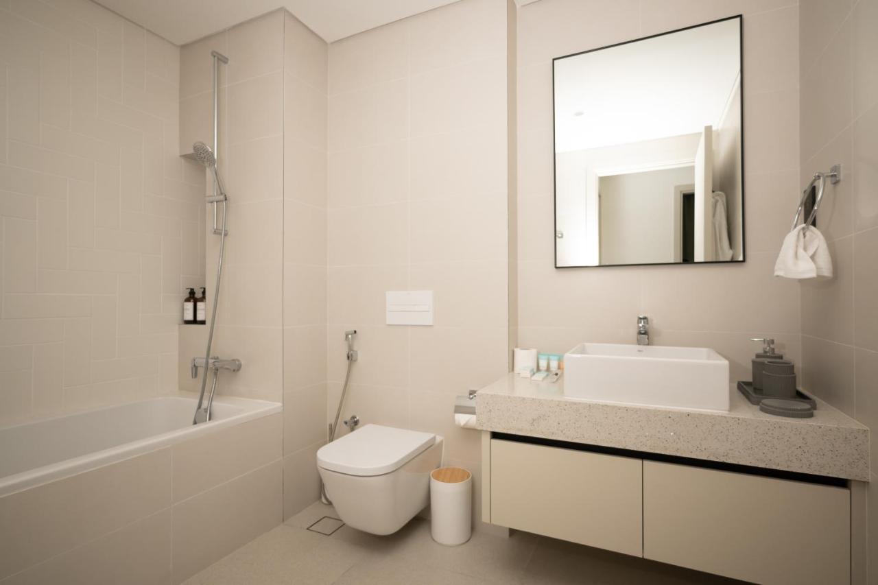 Seafront-side apartment with beach access, pool, gym, high floor - 3