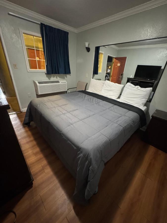 La Cienega Inn Motel - 2