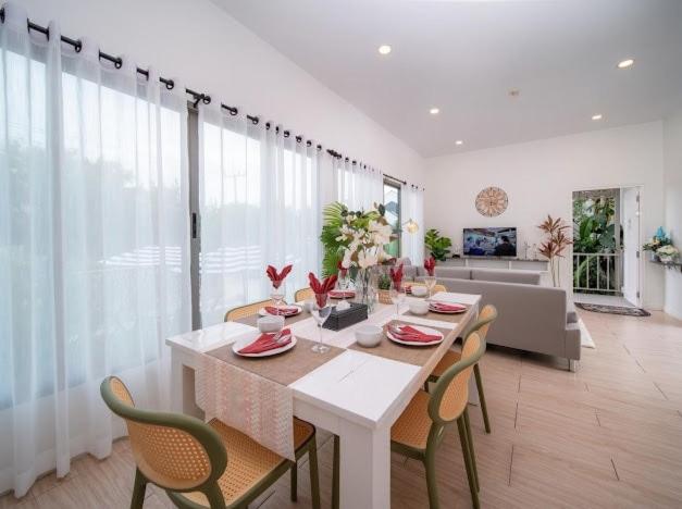 2Exclusive 4BR Villa with Private Pool Kitchen Ideal for Families