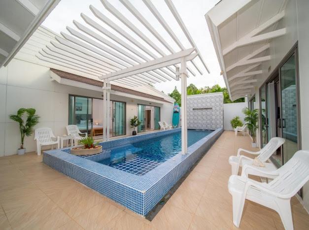 3Elegant 4BR Villa with Pool