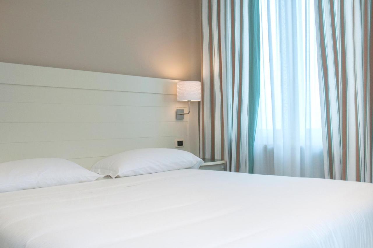 Astoria Hotel photo