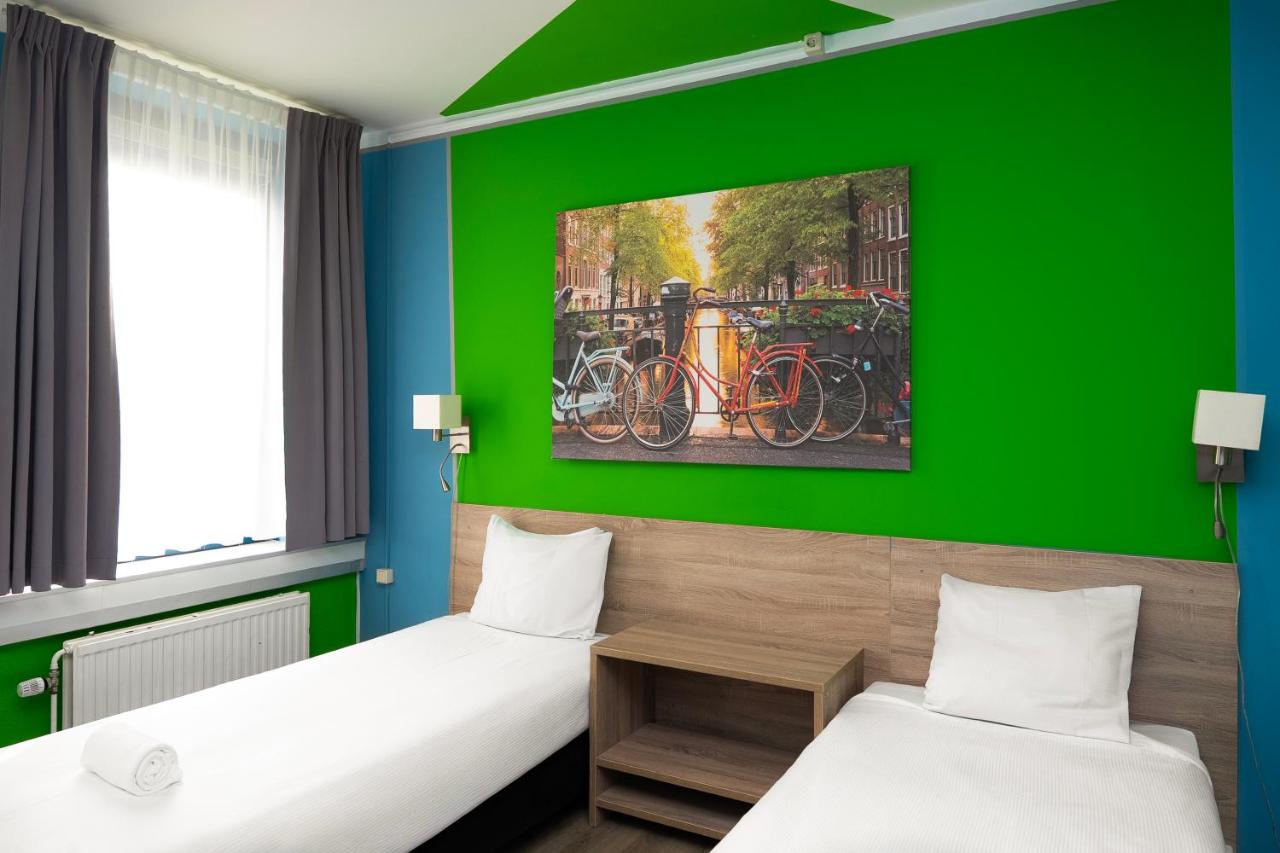 Een bed of bedden in een kamer bij Amsterdam Teleport Hotel