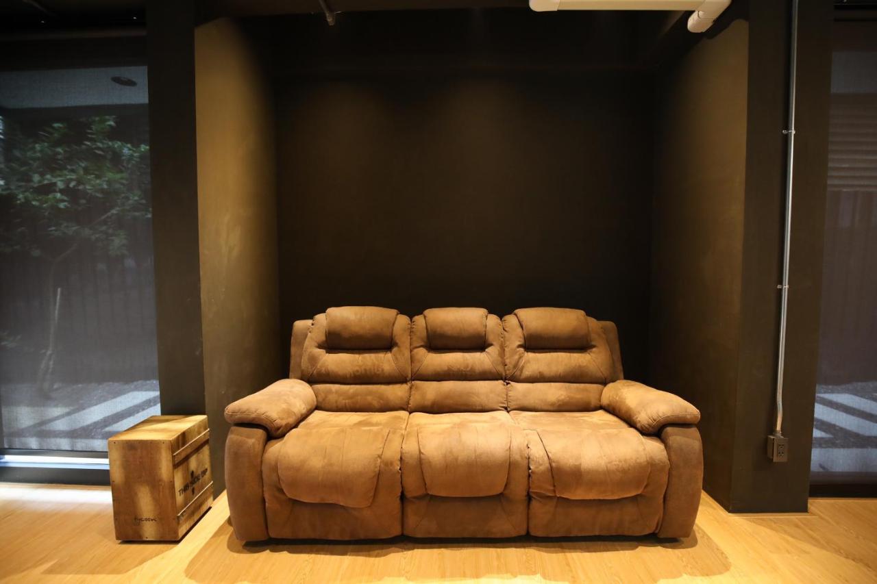 Chic Ekkamai Escape Near BTS, Dining & Nightlife - 5