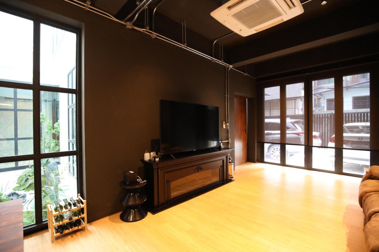 Chic Ekkamai Escape Near BTS, Dining & Nightlife - 4