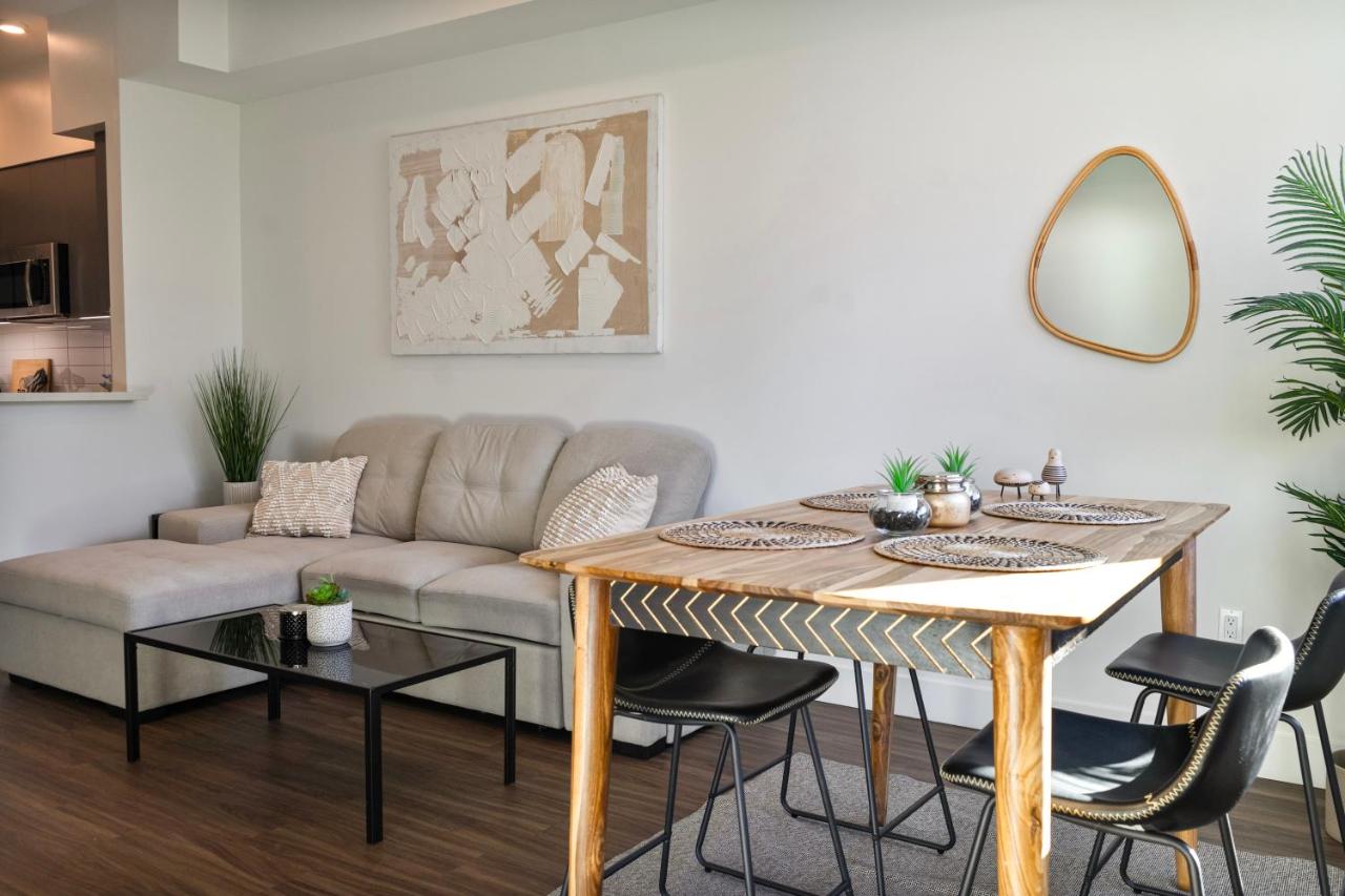 Bright & Stylish 1-Bedroom, Walk to Netflix, Perfect for Long Stays FREE PARKING - 4