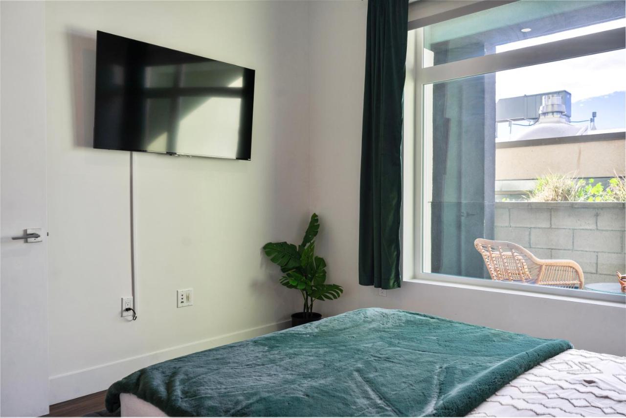 Bright & Stylish 1-Bedroom, Walk to Netflix, Perfect for Long Stays FREE PARKING - 5
