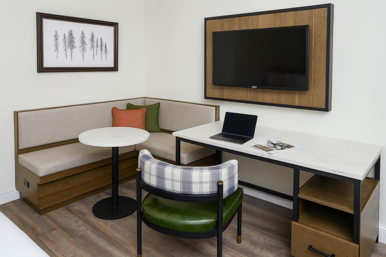 The Woodrose- NEWLY RENOVATED — photo 9