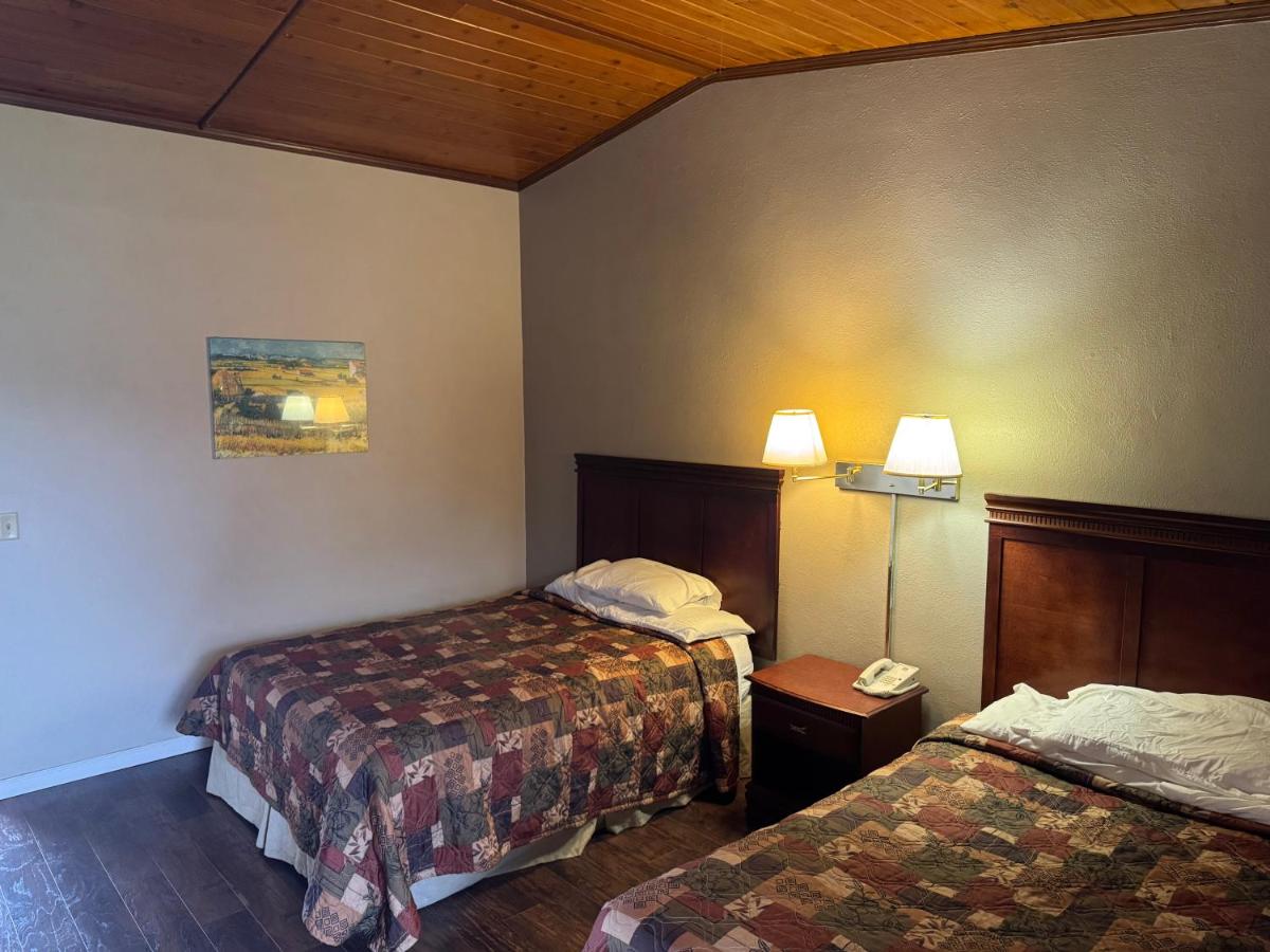 Town & Country Motel — photo 14