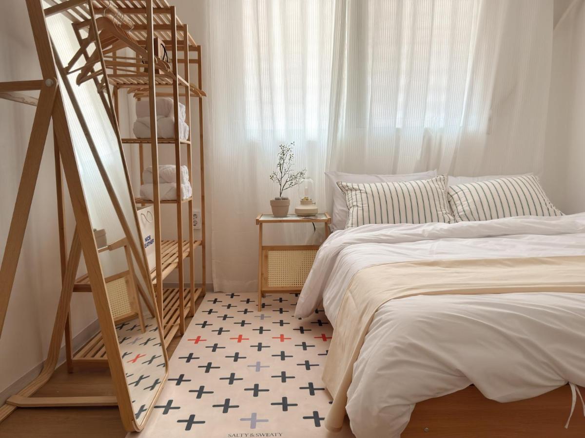 Gangnam 23, 3 minutes walk from Sinnonhyeon Station, airport bus, 1st floor, emotional accommodation, sleeps 5, Netflix, WiFi