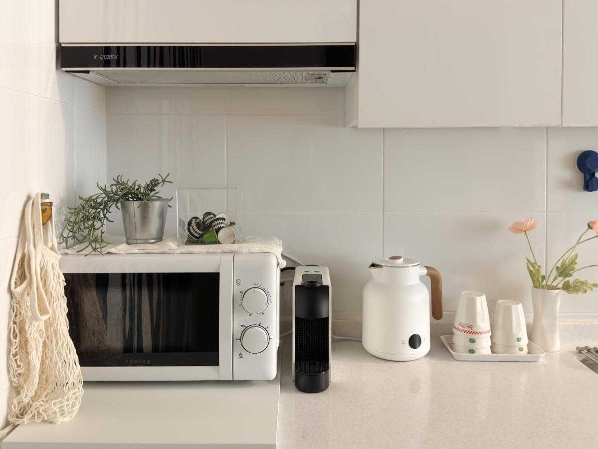 Gangnam 23, 3 minutes walk from Sinnonhyeon Station, airport bus, 1st floor, emotional accommodation, sleeps 5, Netflix, WiFi - 5