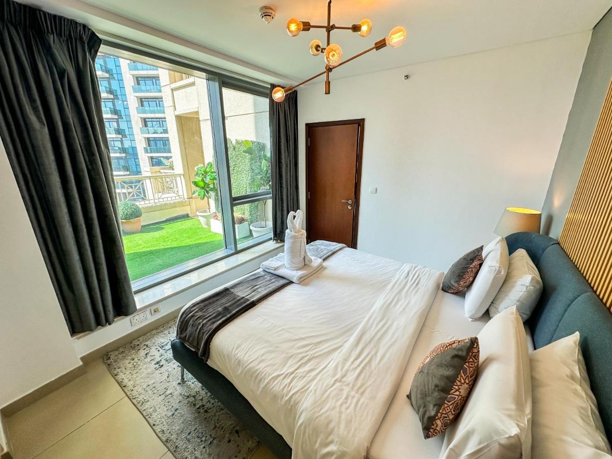 Vserve - 1 BR Spacious Majestic Burj Khalifa view - 2