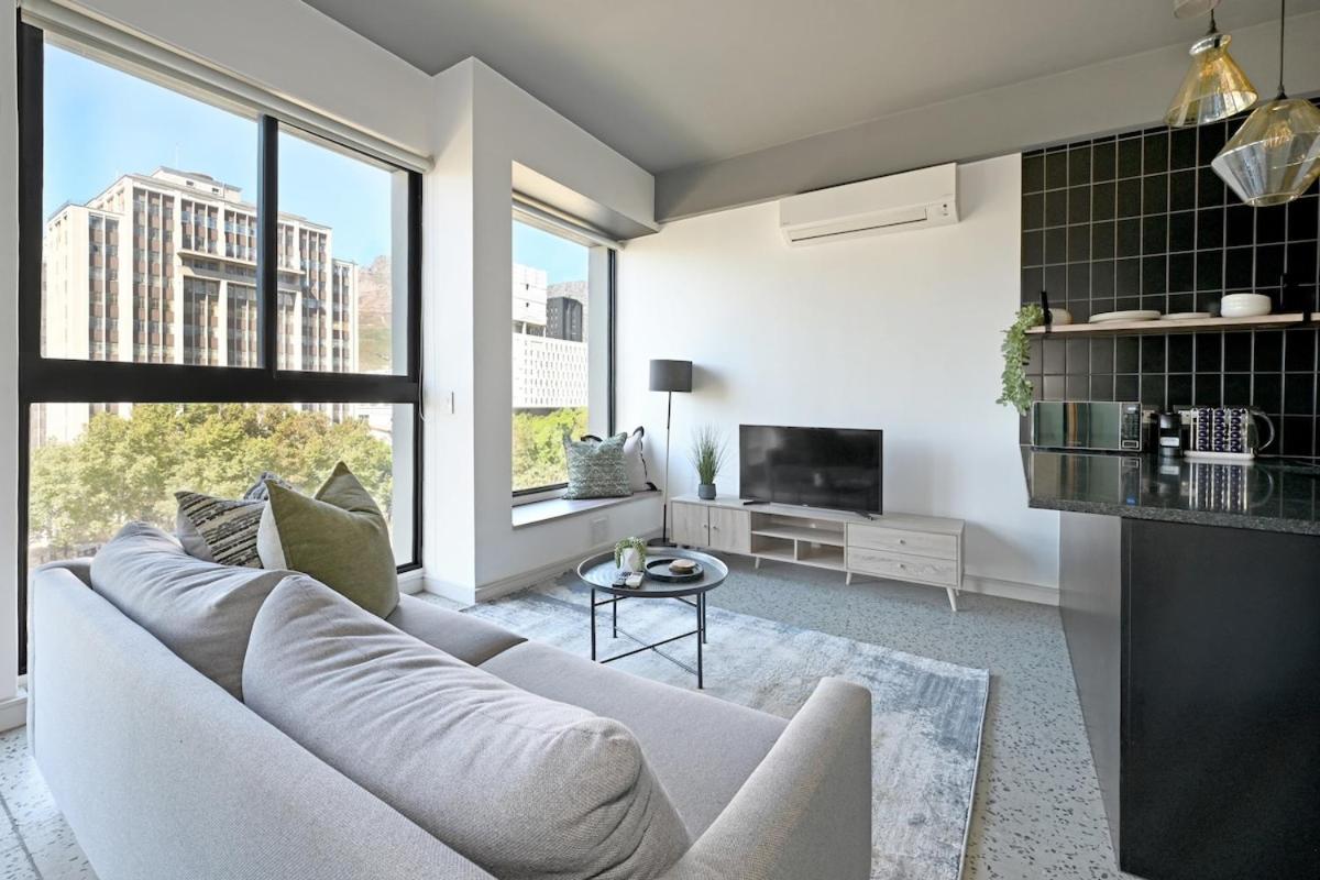 KIRA - 1BR Urban Oasis with Views & Rooftop Pool