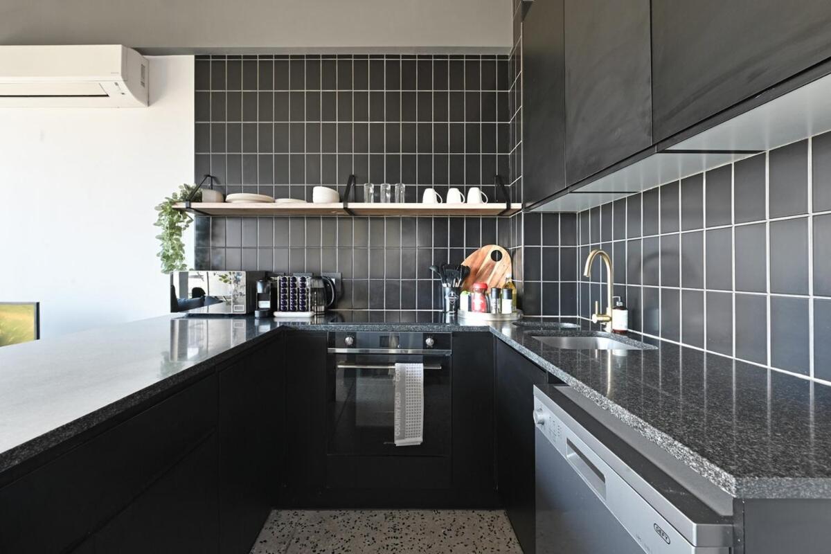 KIRA - 1BR Urban Oasis with Views & Rooftop Pool - 3