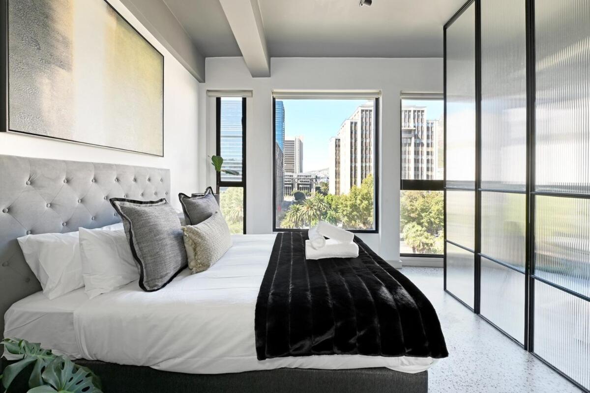 KIRA - 1BR Urban Oasis with Views & Rooftop Pool - 2