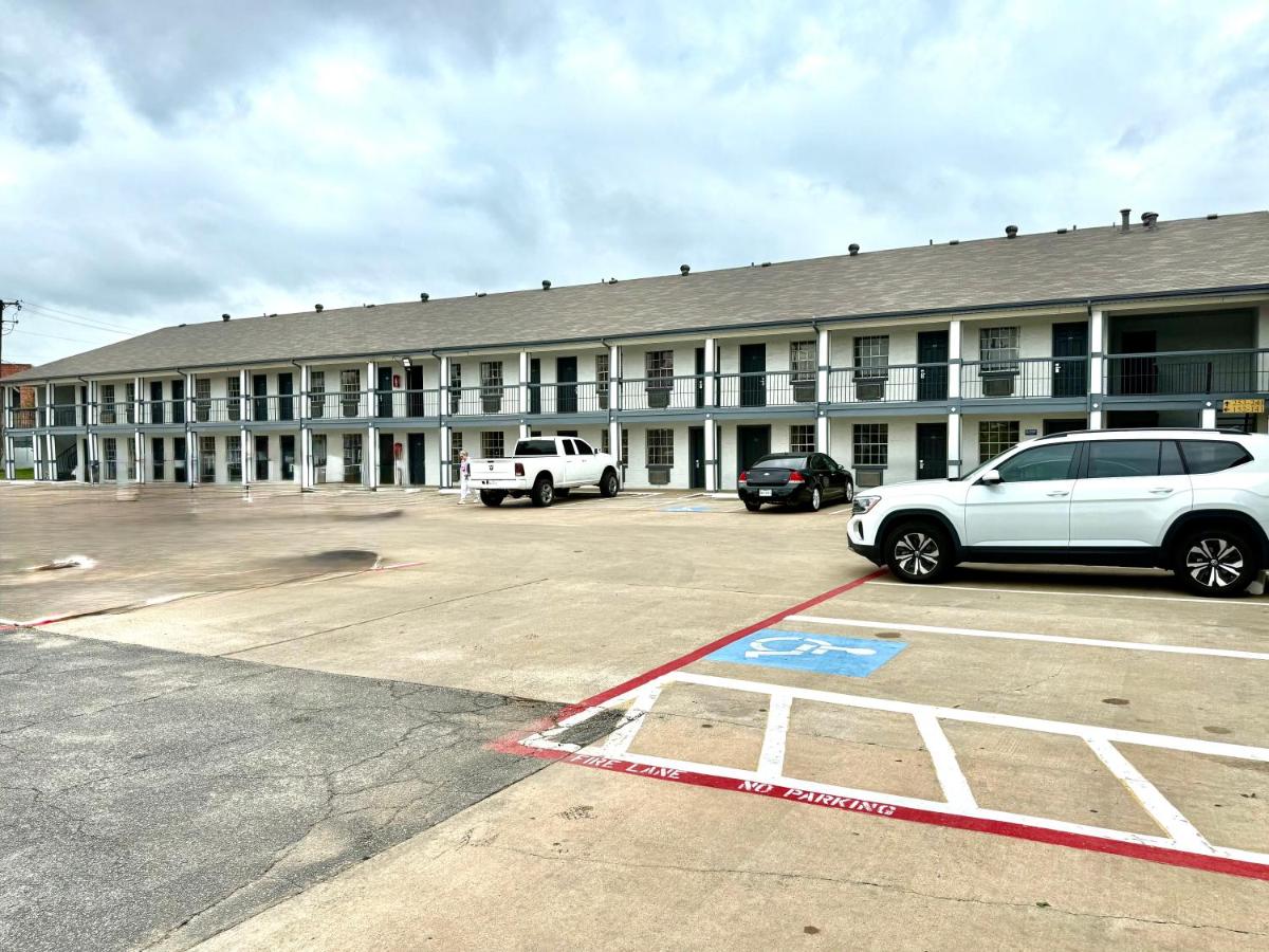 Travelers Inn-Sherman — photo 5