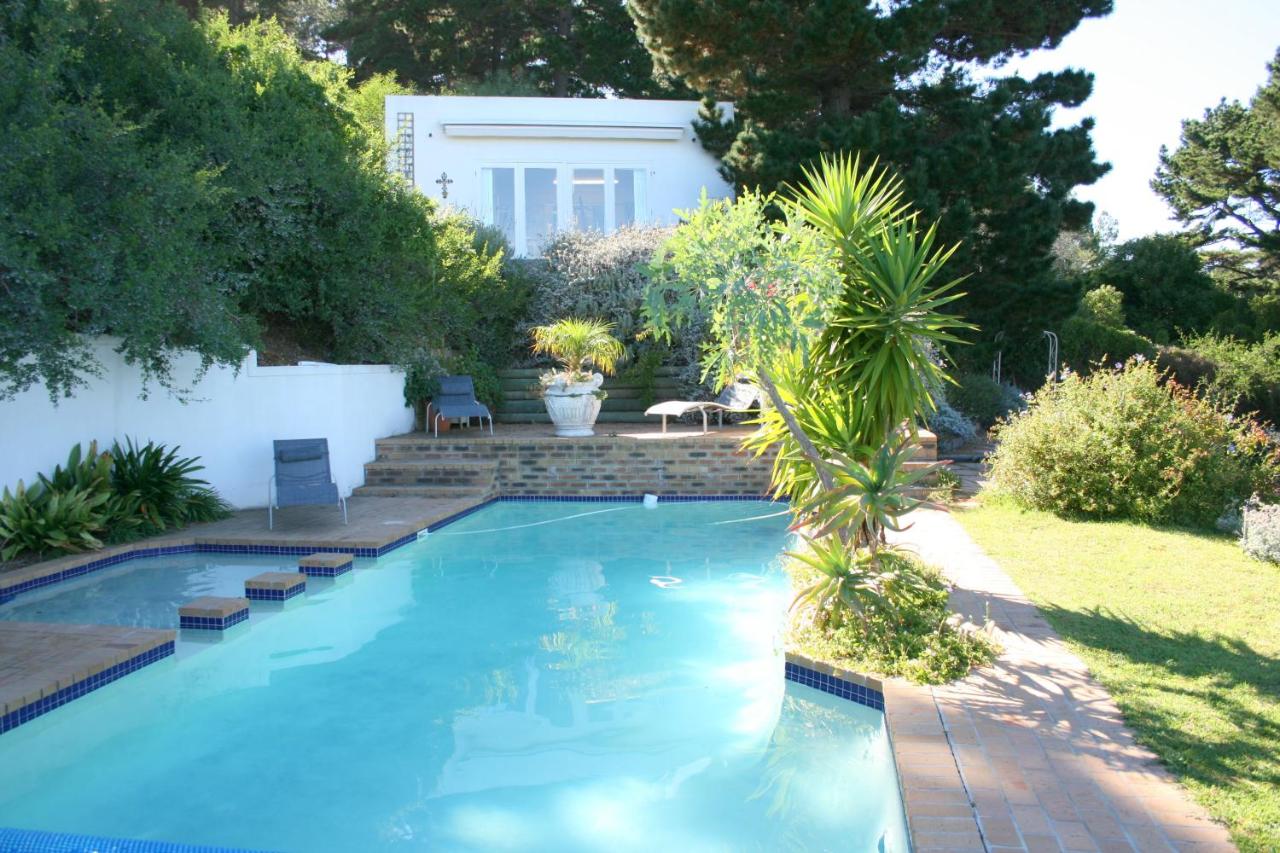 Heated swimming pool: Oceangolf Guest House