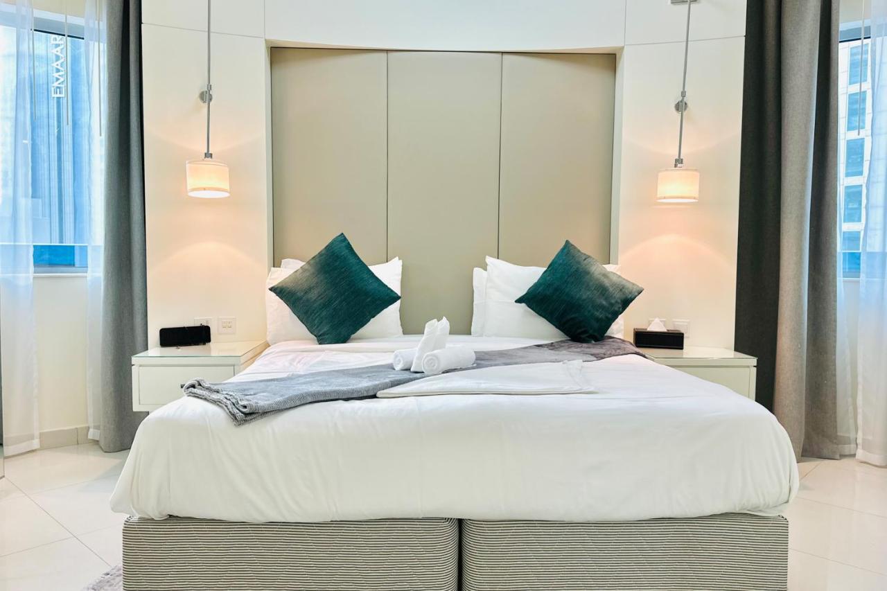 Vserve - 1 BR Iconic Burj Khalifa full view - 2