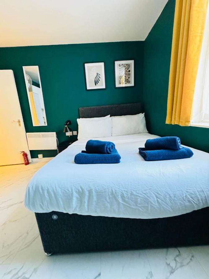 Private studio flat in centre