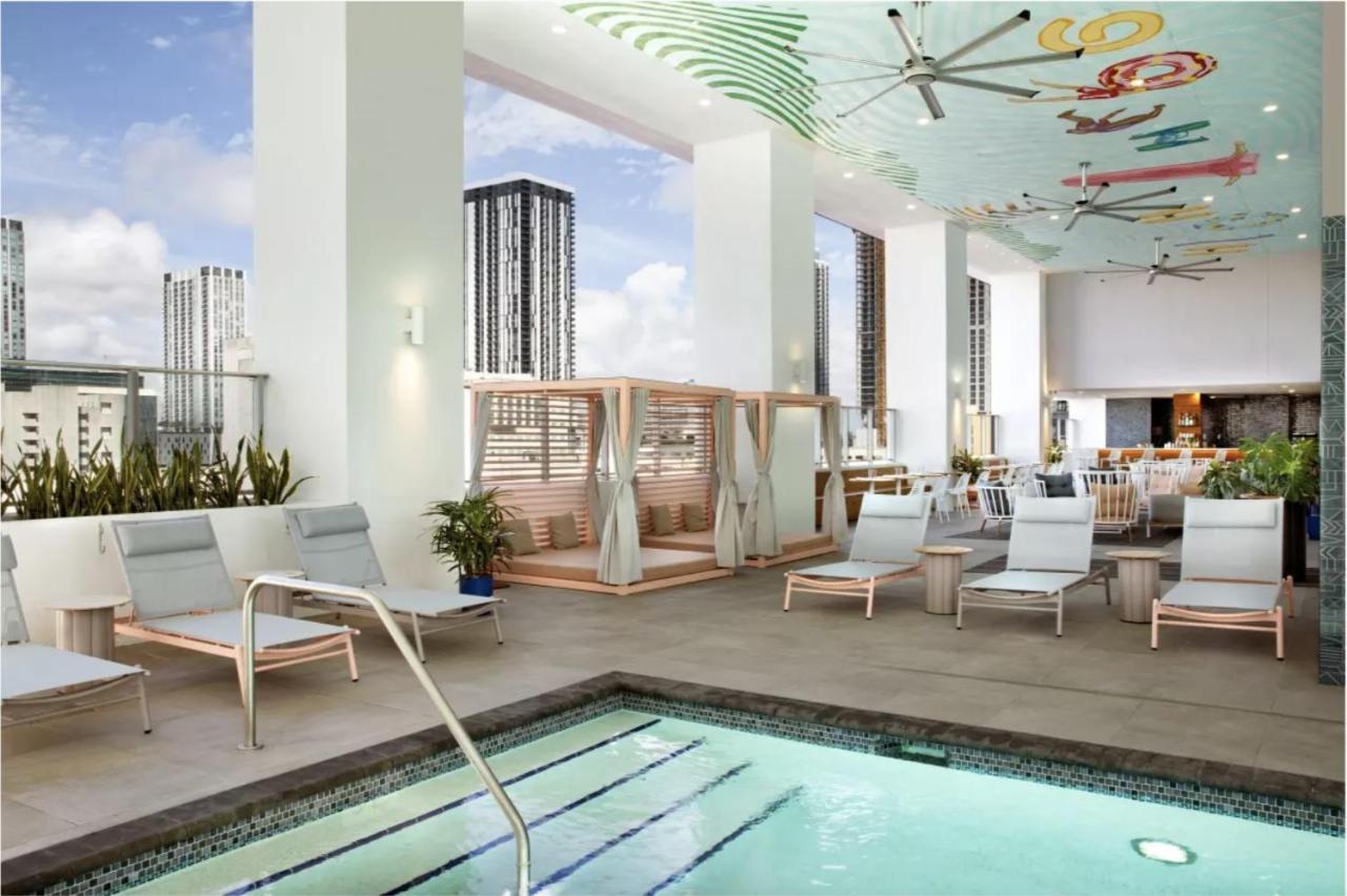 Designer Studio Downtown Miami with Rooftop Pool and Gym - 5