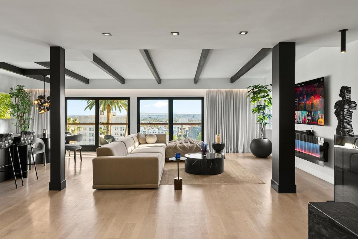 Hollywood Hills 3 Bedroom Views and Jacuzzi