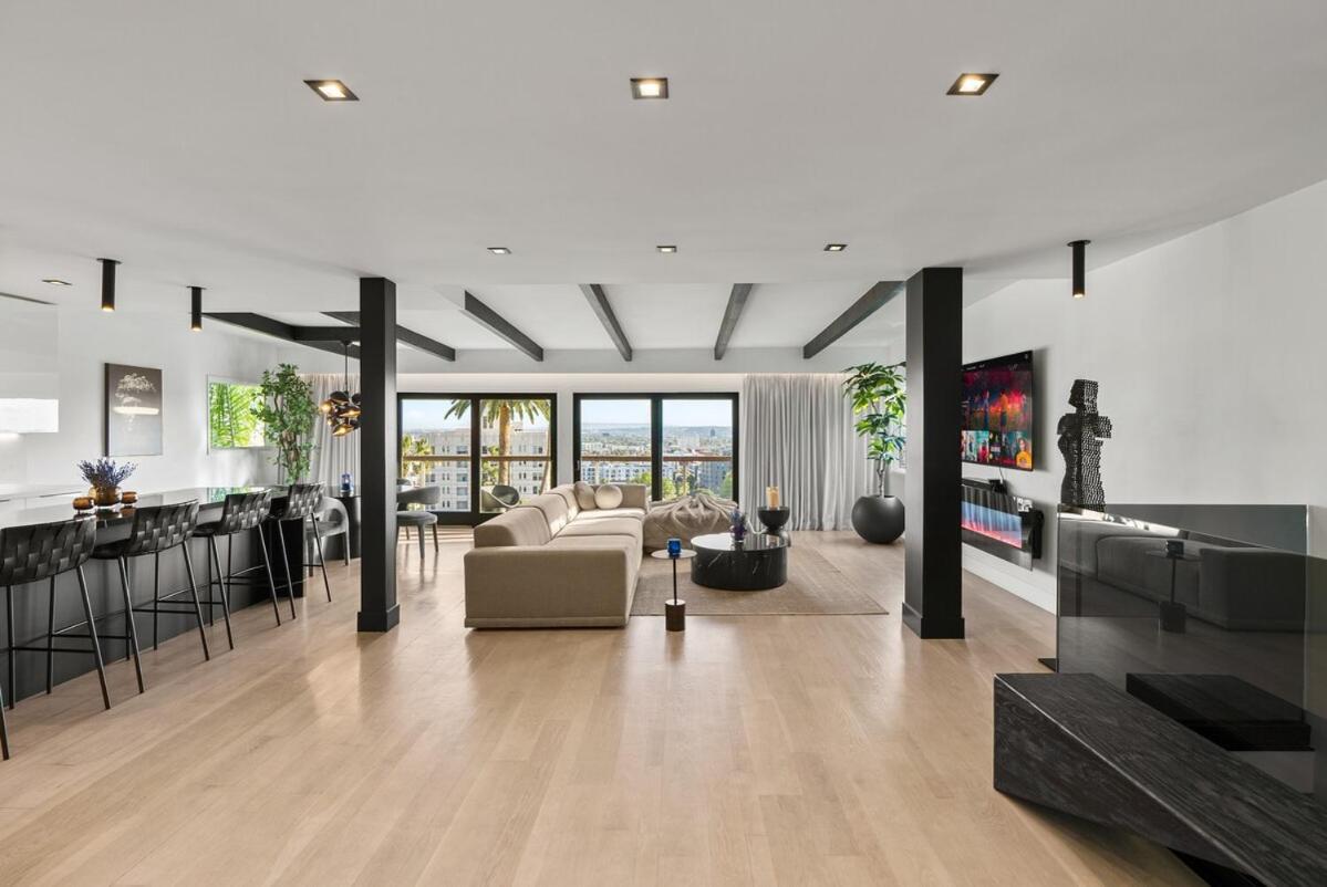 Hollywood Hills 3 Bedroom Views and Jacuzzi - 5