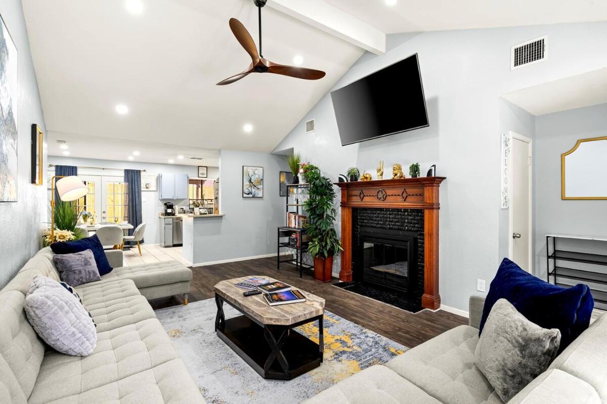 5BR Retreat with Game Room, Hot Tub & Big Yard - Sleeps 16 - 15 min to DT