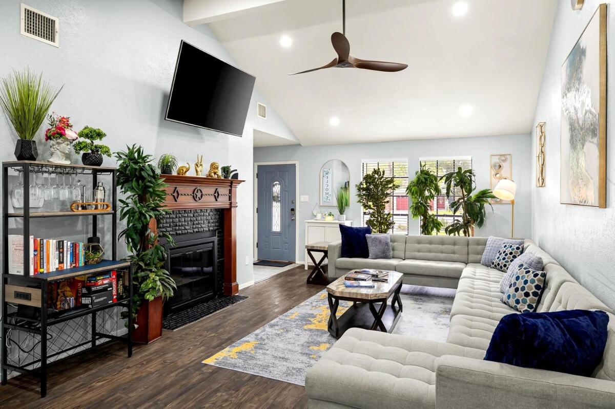 5BR Retreat with Game Room, Hot Tub & Big Yard - Sleeps 16 - 15 min to DT - 5